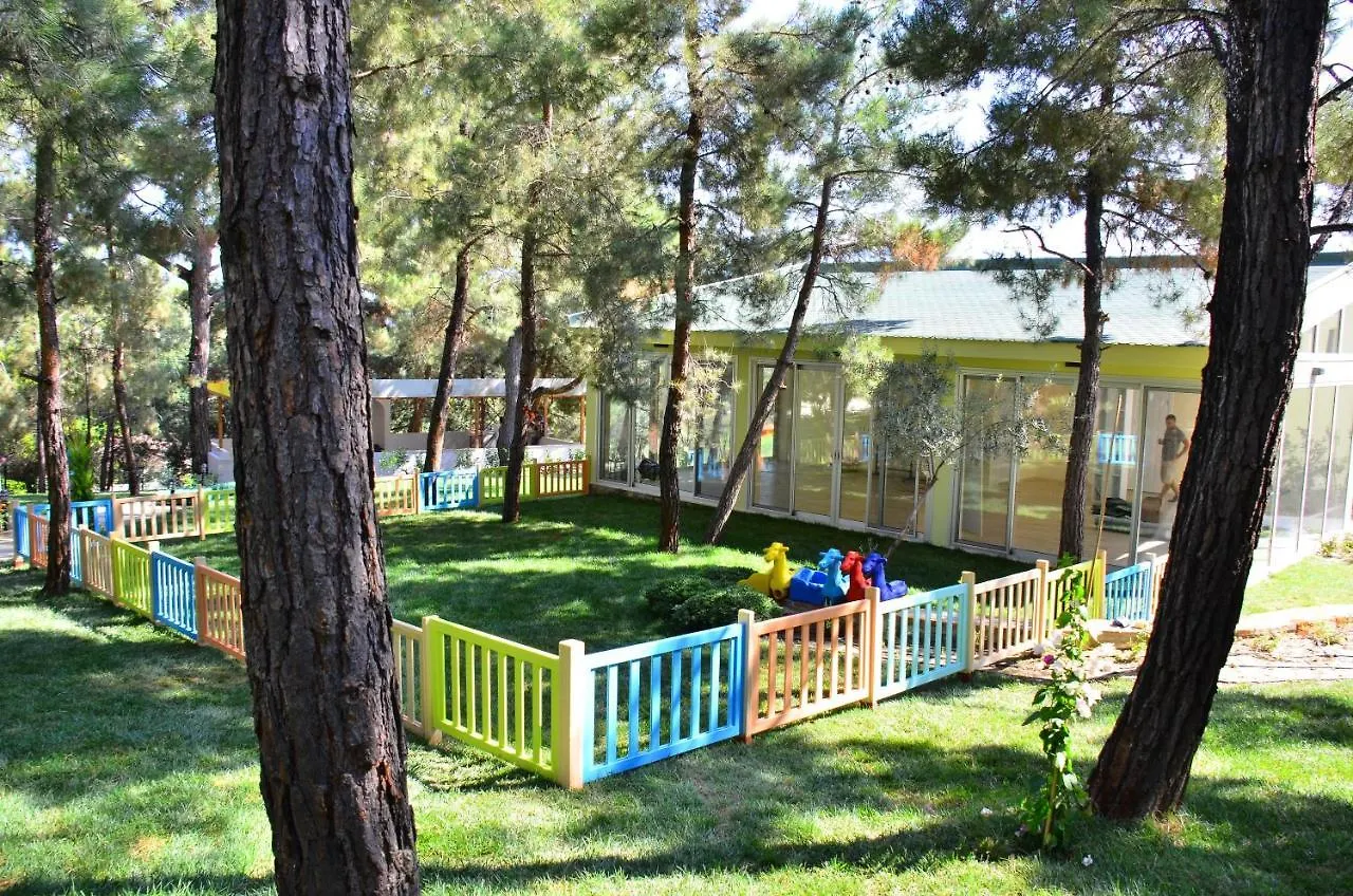 Peninsula Pine Club Boutique Hotel & Spa Κουσάντασι